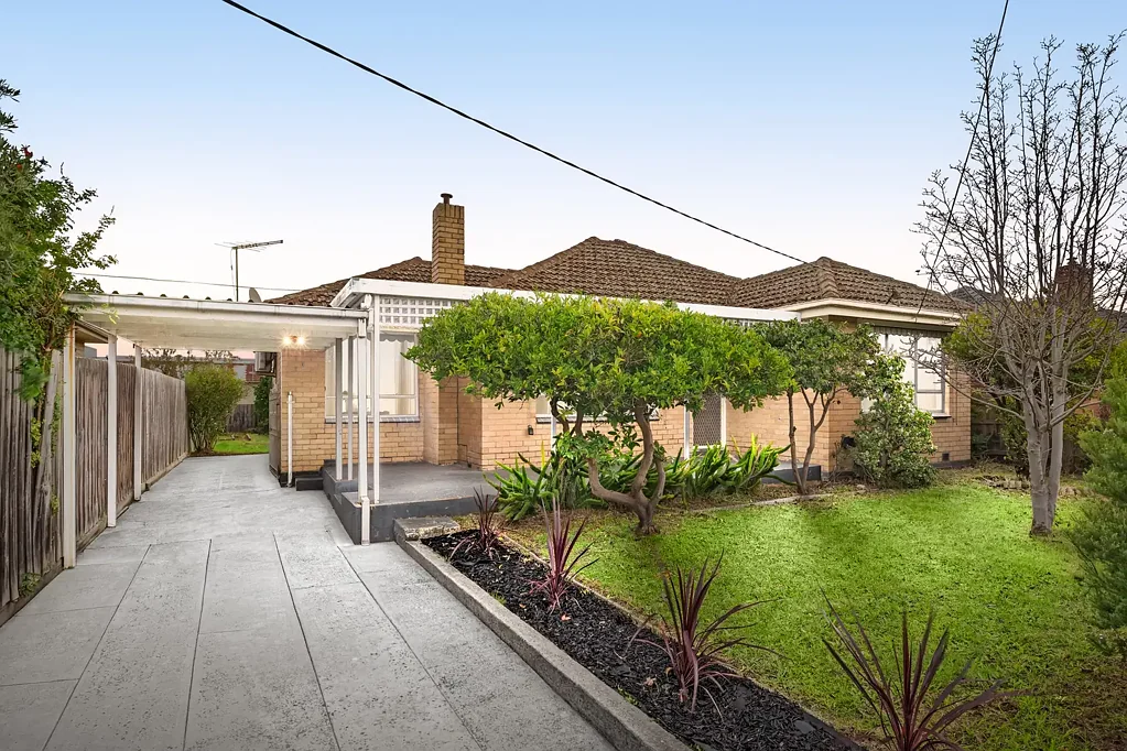 Clayton South 3ਬੈੱਡਰੂਮ Timeless Charm, Endless Potential - Prime Clayton South Opportunity