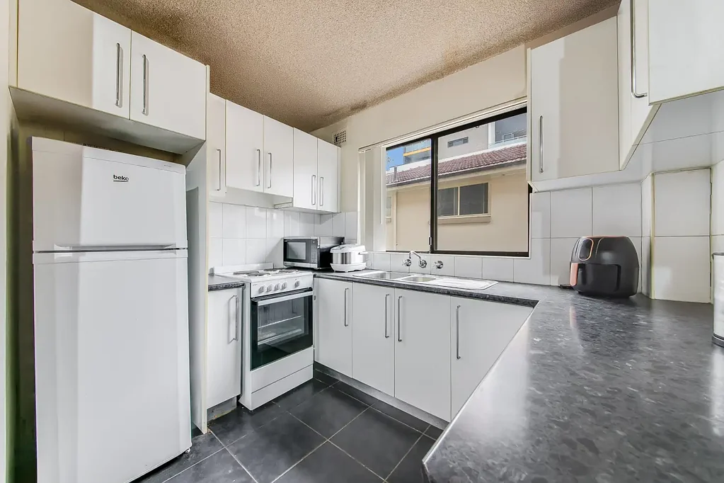 Liverpool 2Phòng ngủ FIRST FLOOR!! - Prime Liverpool CBD Location – Excellent Investment Opportunity!