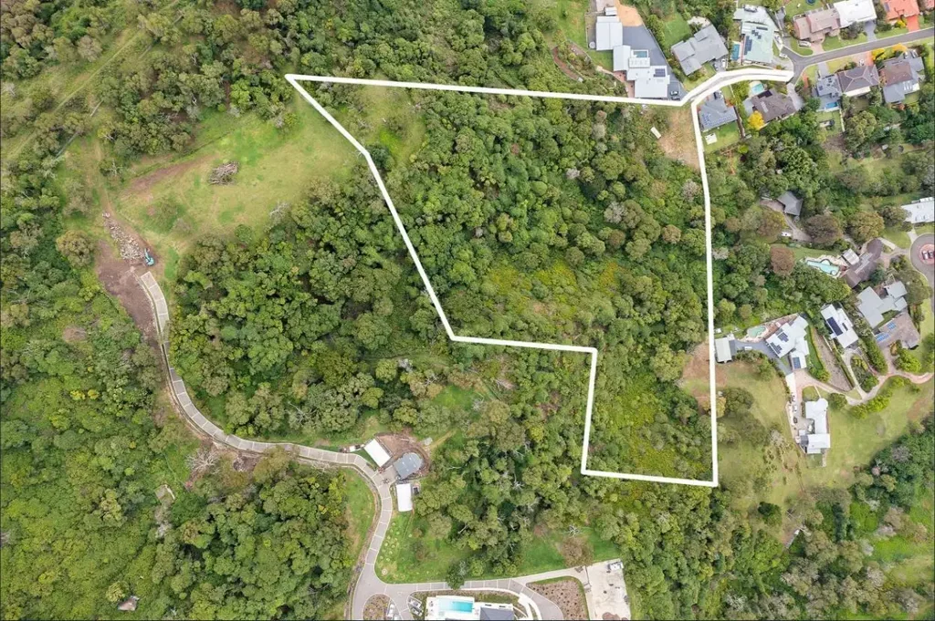 Figtree 著名Mt Nebo Estate 26,000平方米
高处宽敞建筑用地
最后机会
26,000平方米宽敞地块
优越位置，高处土地
1,261平方米建筑用地
R2 & C3区划
距离Wollongong仅10分钟 Prestigious Mt Nebo Estate -  Over 26,000 sqm