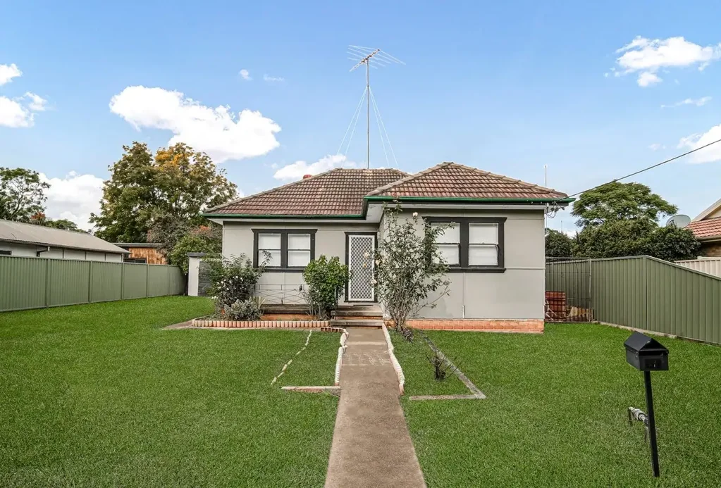 Charming 2-Bedroom Home with Spacious Yard in Prime Penrith Location