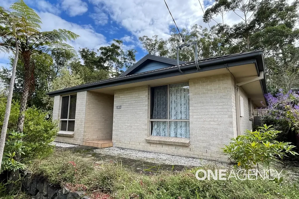 NEAT 3-BEDROOM HOME WALKING DISTANCE TO THE WATER
