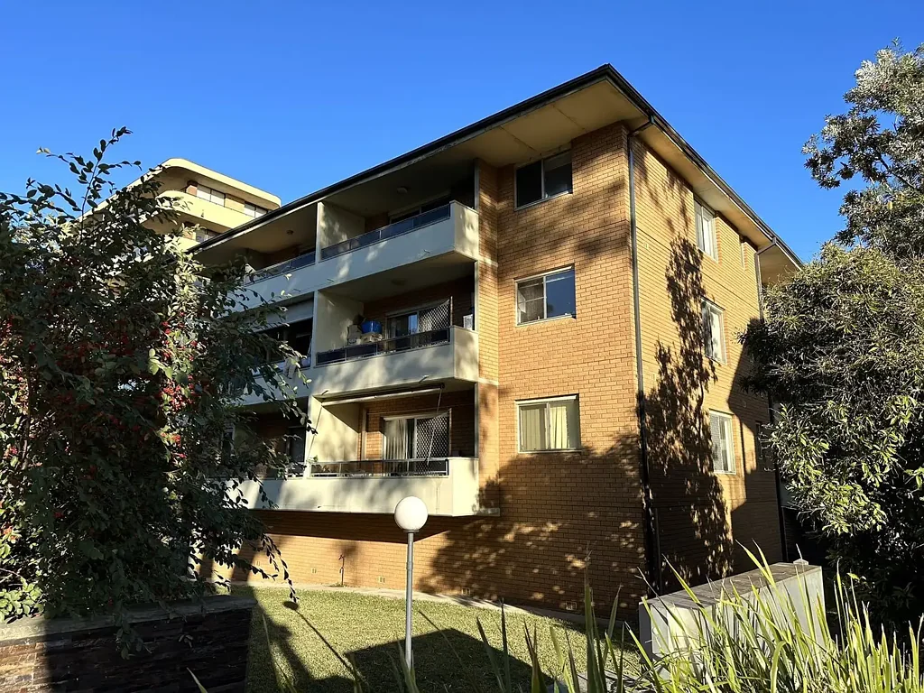 CLOSE TO WESTFIELD & PARK & RESTAURANT & TRAIN STATION