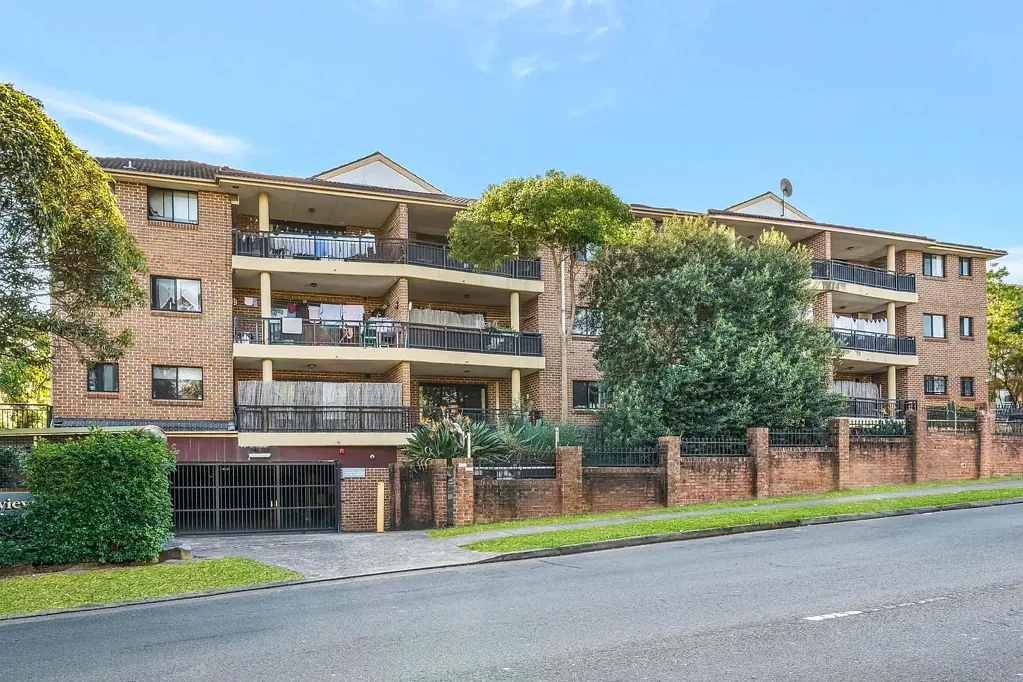 Bankstown 2 Bedroom Everything At Your Finger Tips!