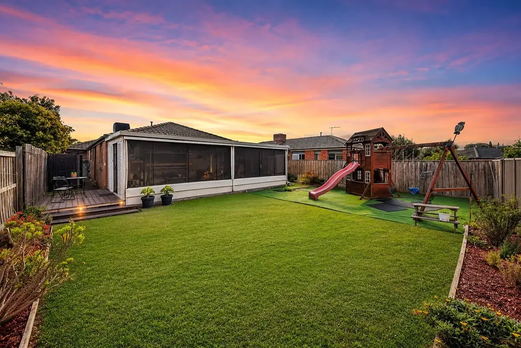 Wyndham Vale 4Phòng ngủ Spacious Family Living on a Massive 616m² Court Allotment!