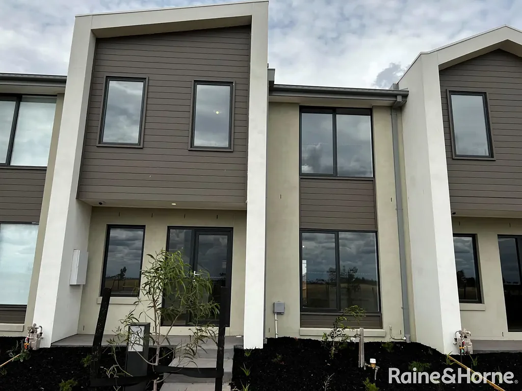 Splendid 4Br Townhouse in Deanside!