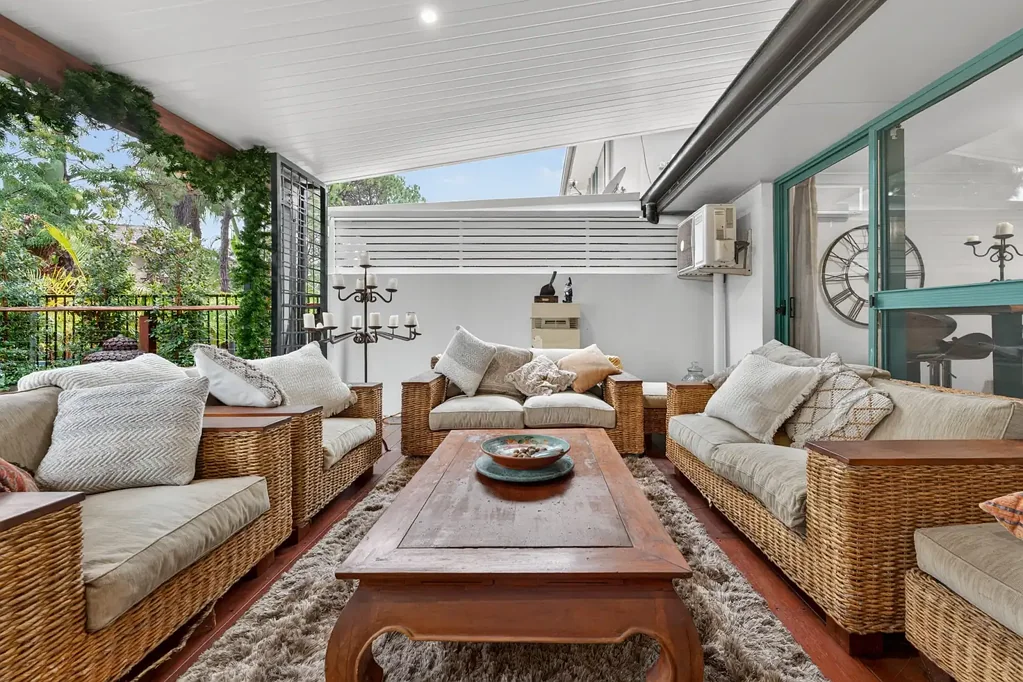Hope Island 3ห้องนอน Sanctuary Pines Showstopper Renovated Luxury with Large Entertaining Deck and Low Body Corp!