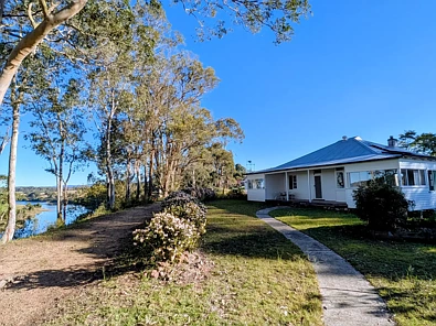 Wingham 3房  Spectacular secret perch high over Manning River. Unique, cosy, spacious, gracious old home on half an acre, seeking new owner. EOIs invited now!