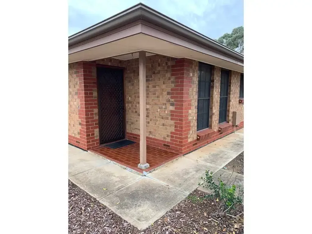 LARGE 2 BEDROOM UNIT - MINUTES FROM THE CBD