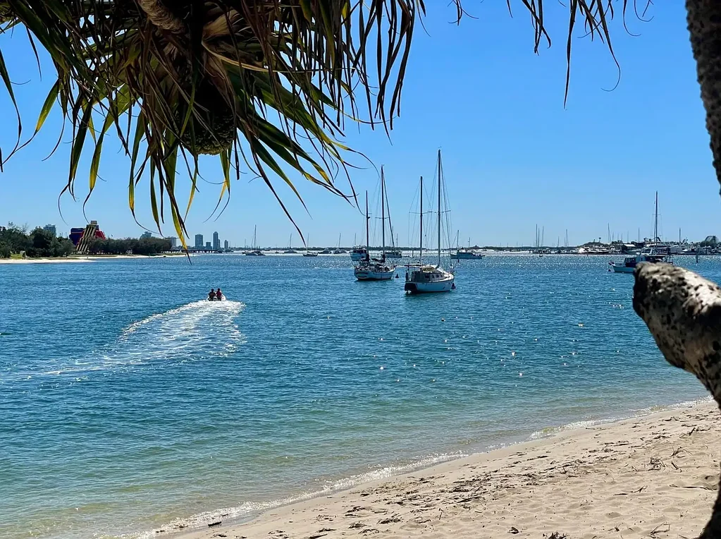 Comfortable Living in the Heart of Main Beach