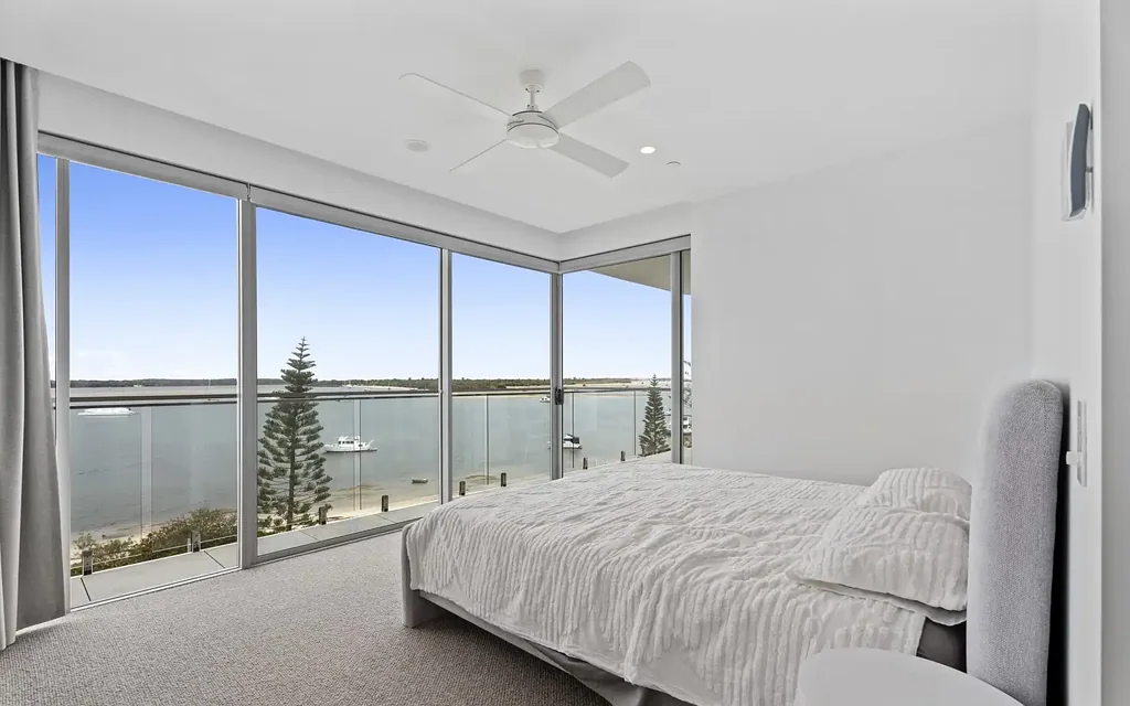 LUXURY 3 BEDROOM APARTMENT OVERLOOKING BROADWATER