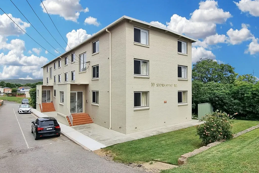 Queanbeyan 2房  Top-Floor Apartment with Views & Investment Upside – Queanbeyan 2-Bedroom Unit