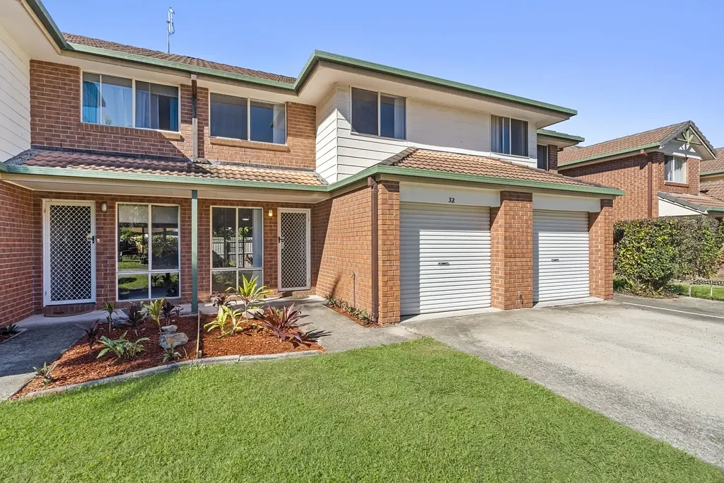 Biggera Waters 3房  Fully Renovated Townhouse Offering Resort-Style Living in Prime Biggera Waters Location