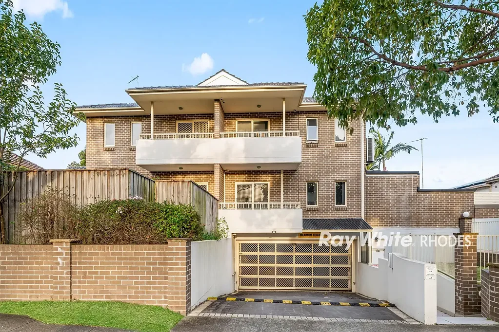 Strathfield 2 Slaapkamer Boutique Townhouse with Private Courtyard in Prime Strathfield Location