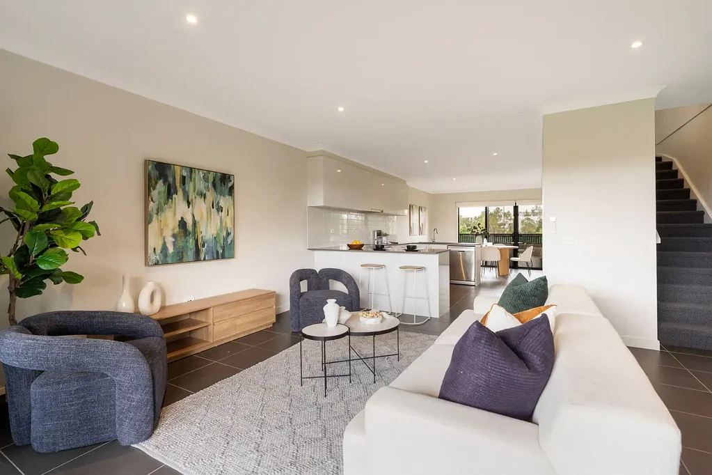 Craigieburn 3房 Craigieburn最佳设施 近水公园景观 三卧带套间 开放式厨餐区 全新电器 双车位车库 灵活空间 易于维护 Stylish Townhouse with Parkland Views in a Prime Craigieburn Location