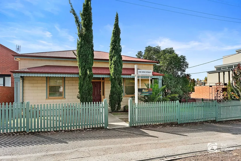 Bendigo 4ਬੈੱਡਰੂਮ Versatile Property with CBD Proximity – Ideal for Commercial or Residential Use