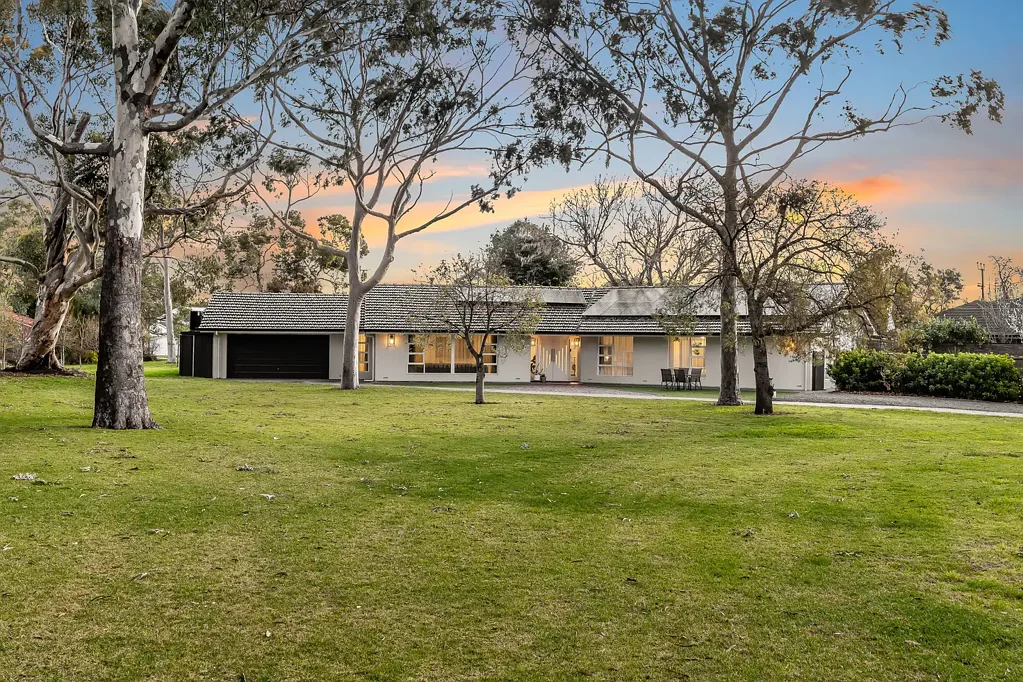 Fulham 4 Bedroom A Poolside Entertainer Backed by Nature.