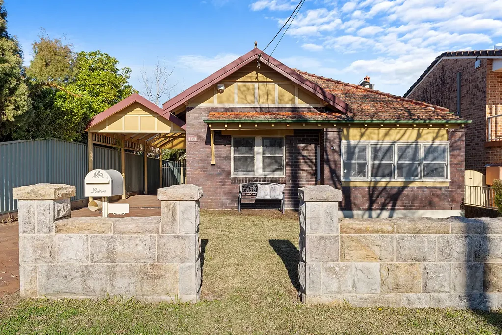 Hurstville 3房 永恒特色、宽敞空间与家庭魅力 Timeless Character, Space and Family Appeal