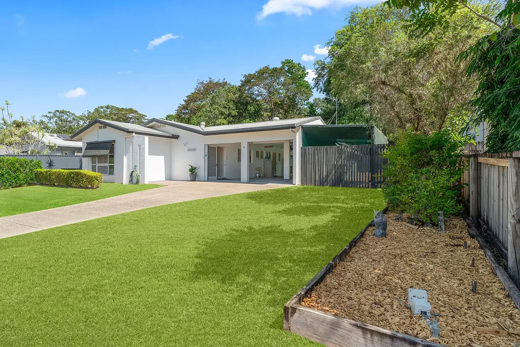 Mount Sheridan 3房  Ideal Family Home with Side Access, Ample Parking & No Rear Neighbours