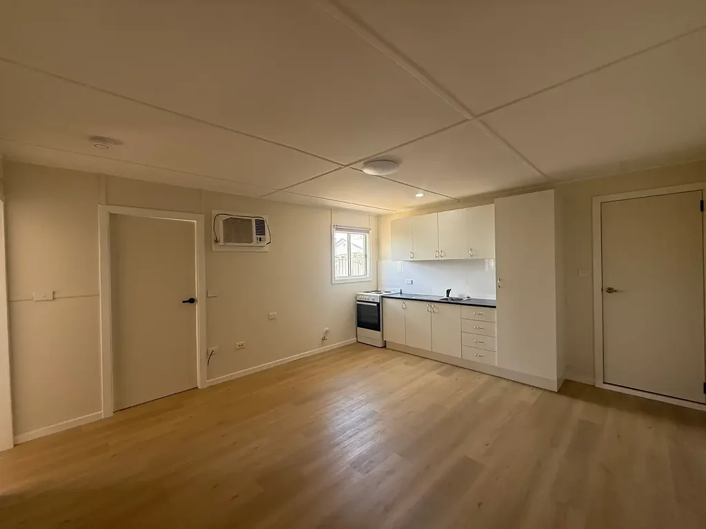Modern, Renovated Granny Flat Moments from Shops & Beach