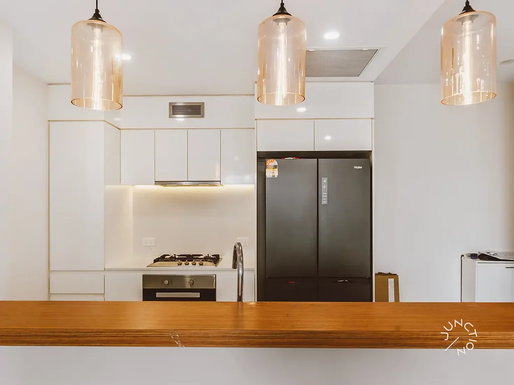 Spring Hill 2房 Spring Hill核心地段 便捷交通枢纽 优质学校环绕 开放式生活空间 石制台面厨房 阳台尽享绿意 屋顶泳池健身 全景天际线视野 Large 115SQM Apartment in Spring Hill - Vacant Possession Available