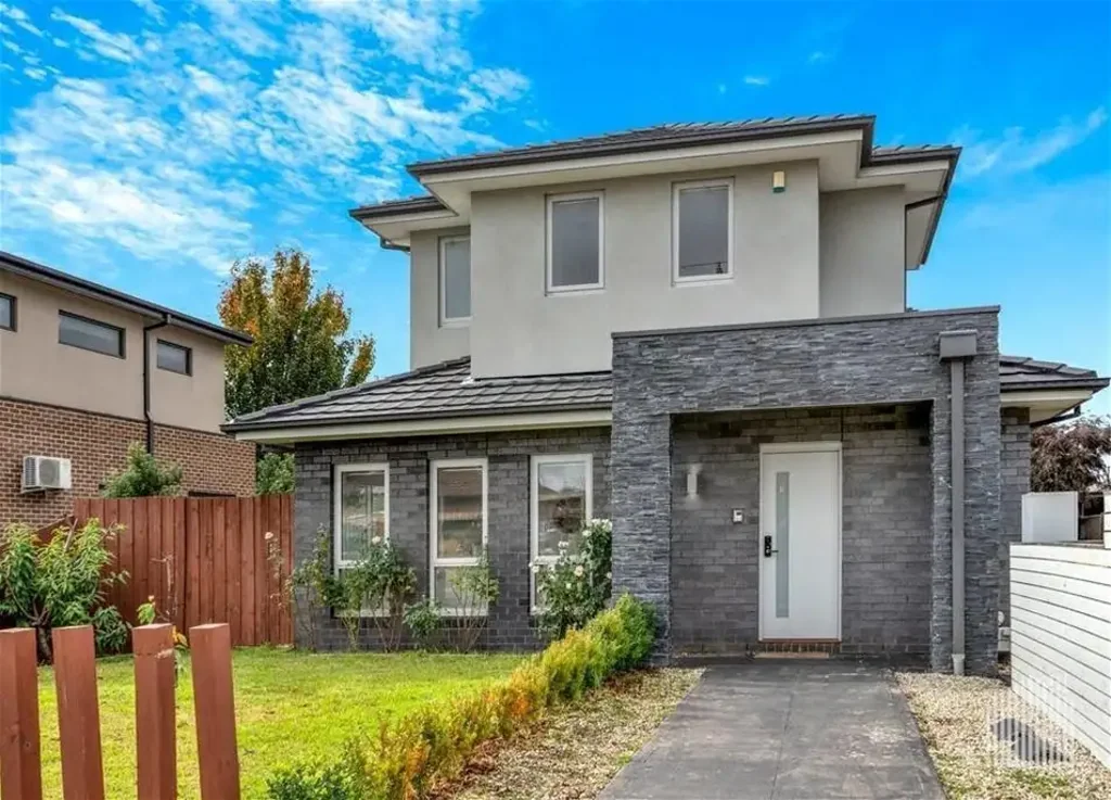 Glenroy 2ਬੈੱਡਰੂਮ Charming Two-Storey Townhouse (226 m2) in Prime Glenroy Location 1/26 Valencia Street, Glenroy  Price Guide: $540,000 - $580,000  For Sale by Auction