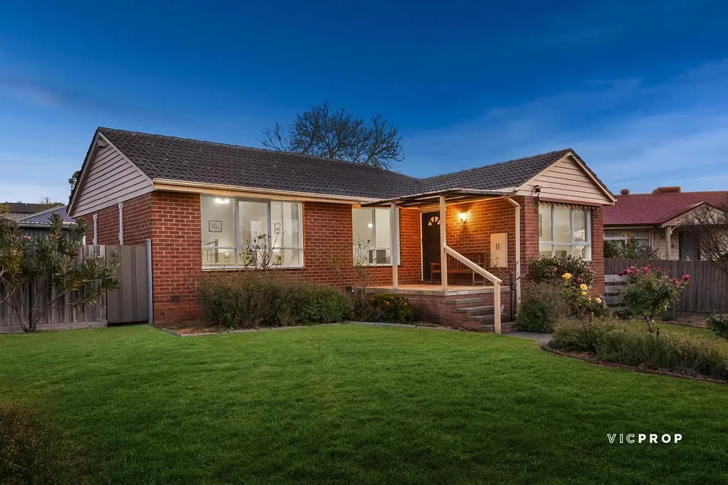 Ferntree Gully 3房 角落地块机会，坐拥Dandenong Ranges壮丽景色 Corner Block Opportunity with Stunning Dandenong Ranges Views