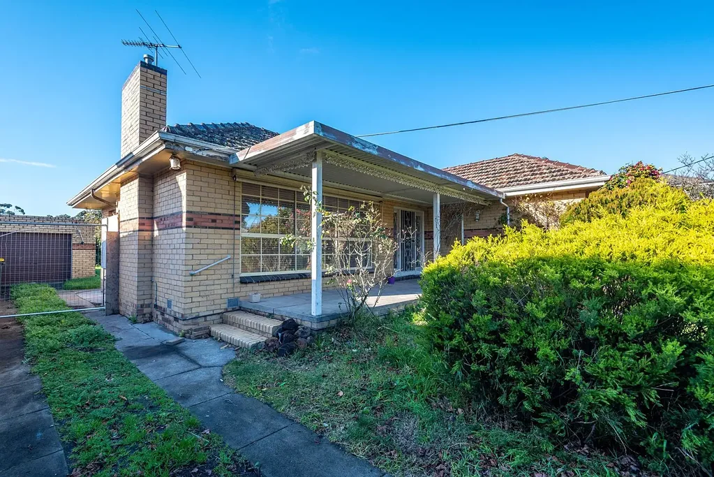COMFORTABLE THREE BEDROOM HOUSE CLOSE TO HUNTINGDALE STATION