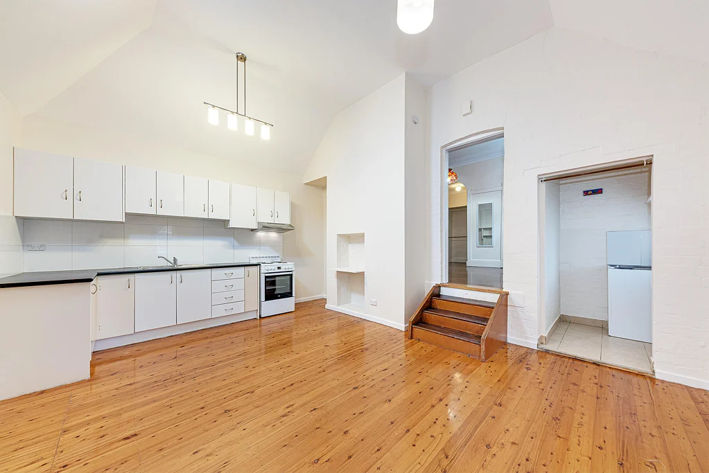 Sunny Boutique Unit with Private Entry, Parking & Shared Garden