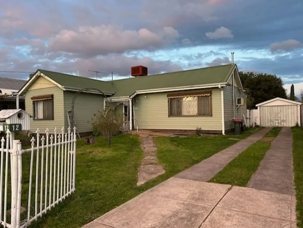Fawkner 3房 宽敞地块659㎡ 侧车道直达车库 靠近学校商店 公交便利 步行至Fawner火车站 自由设计空间 Renovators Delight