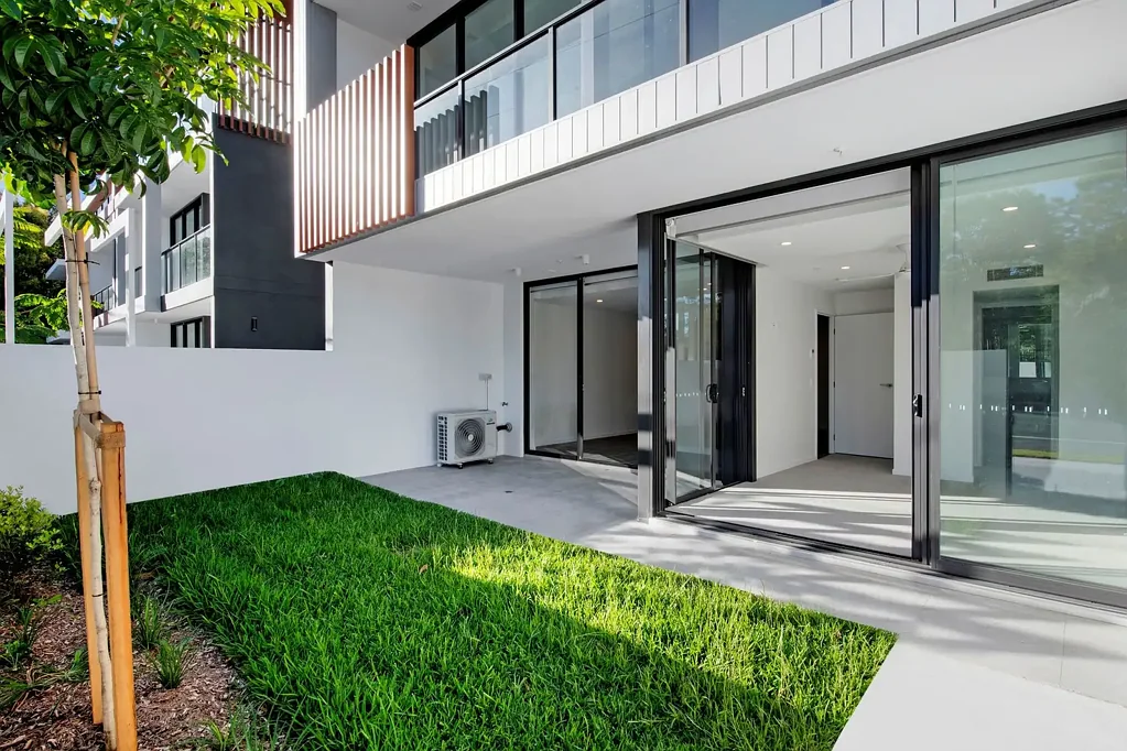 Break Lease -  Walk to Benowa Schools