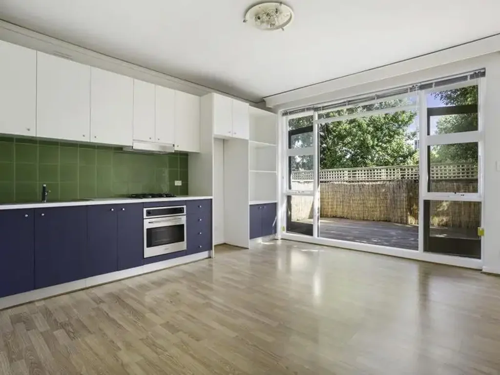 MODERN AND BRIGHT WITH PRIVATE COURTYARD!