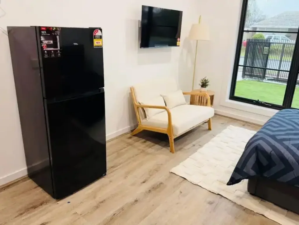 Modern Private Room with Ensuite - All Bills Included!