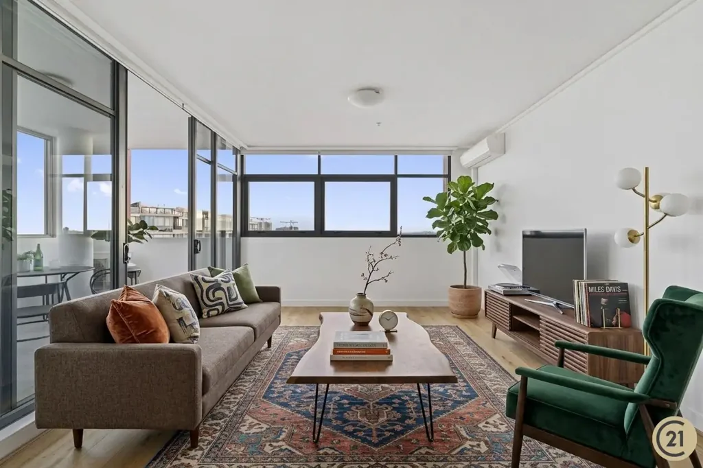 PENTHOUSE-LEVEL TWO BEDROOM APARTMENT WITH PANORAMIC VIEWS!