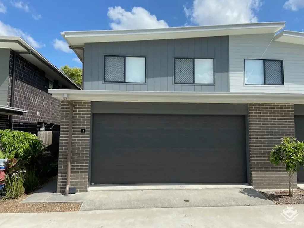 3 BEDROOM TOWNHOUSE - Double Garage, Air Cons, Pets Welcome