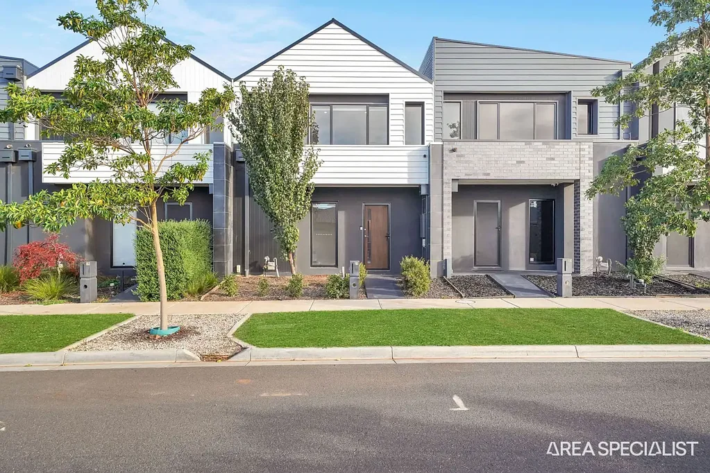 THE BRIEF: AVAILABLE NOW / APPLY ONLINE - Close to Thornhill Park shops, school, daycare, medical centre.