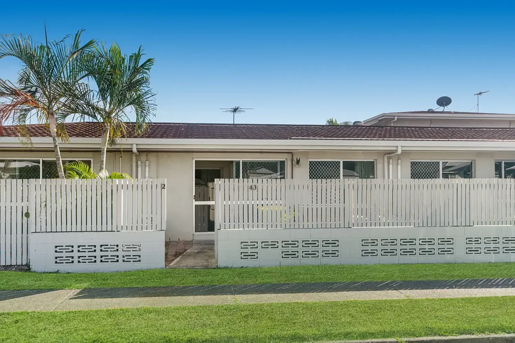 Fully Furnished Unit in Prime Location!