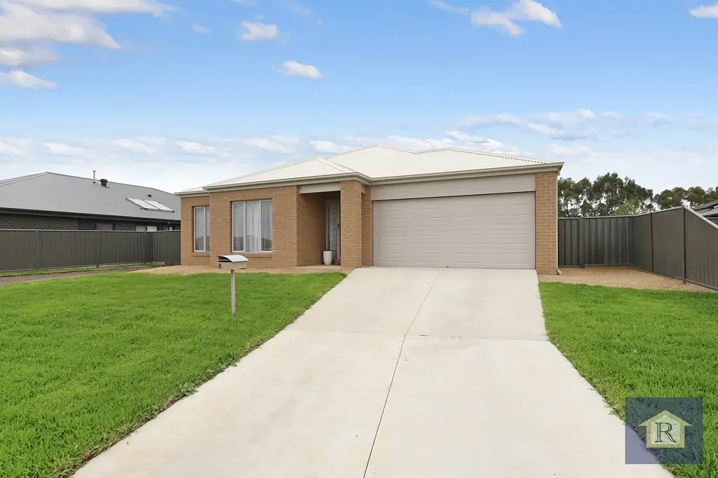 Elliminyt 4 Bedroom Modern Family Living in a Prime Location...