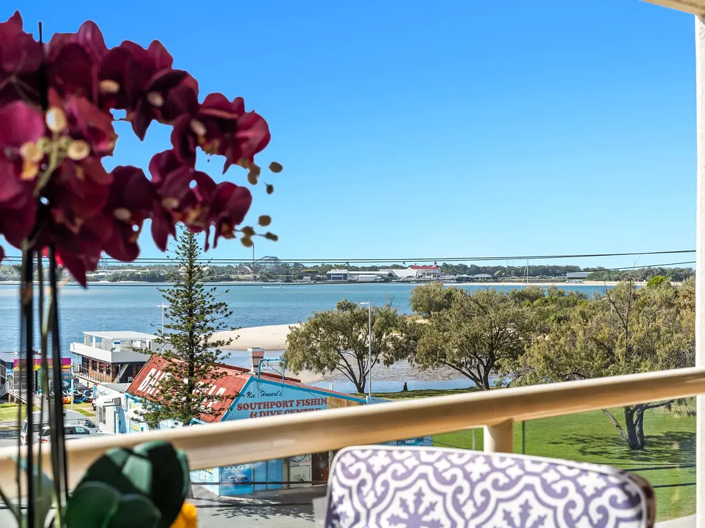 Southport 1部屋 Enjoy Pristine Water Views in a Sought-After Southport Location!