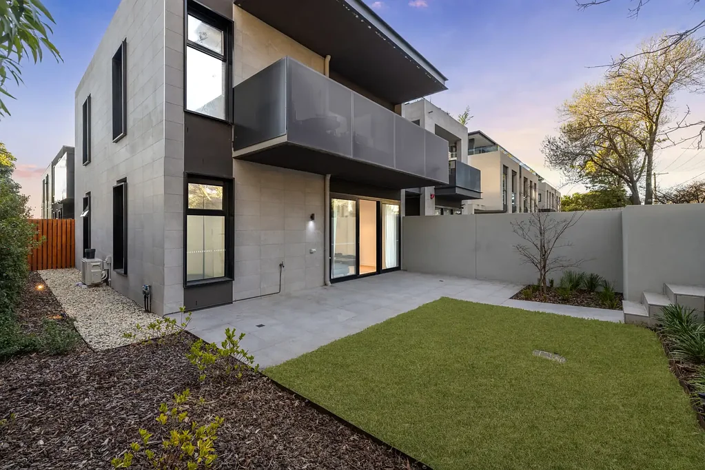 Malvern East 2房 Malvern东静谧地宝 两卧两卫公寓 私享庭院 大量自然光 精致厨房 邻近交通 公园与商圈 Contemporary Ground-Floor Apartment with Street-Front Access