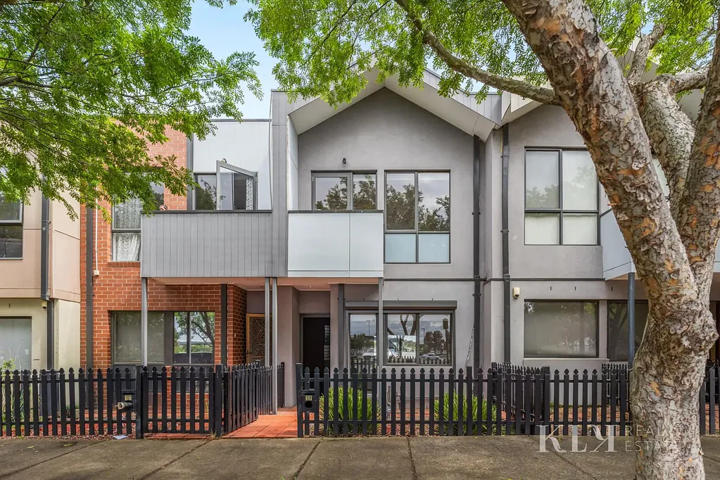 Craigieburn 2房 两间卧室宽敞 优质不锈钢电器 Caesarstone台面 开放式厨房用餐区 分体式冷暖空调 室内外无缝连接 安全单车位车库 Your Perfect Blend of Lifestyle and Location