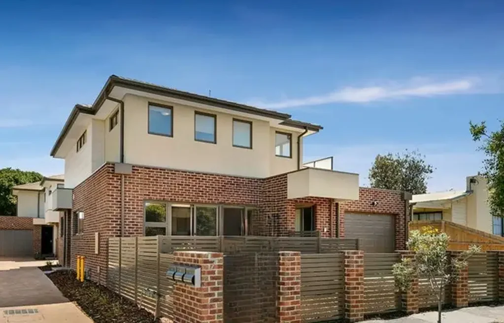 Stylish Townhouse Living in Prime Carrum Location