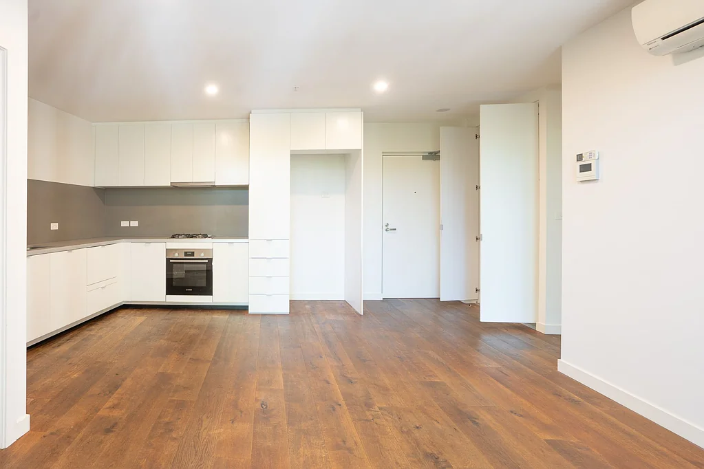 In a sensational Collingwood location surrounded by cafes, shops and transport and minutes to the CBD.