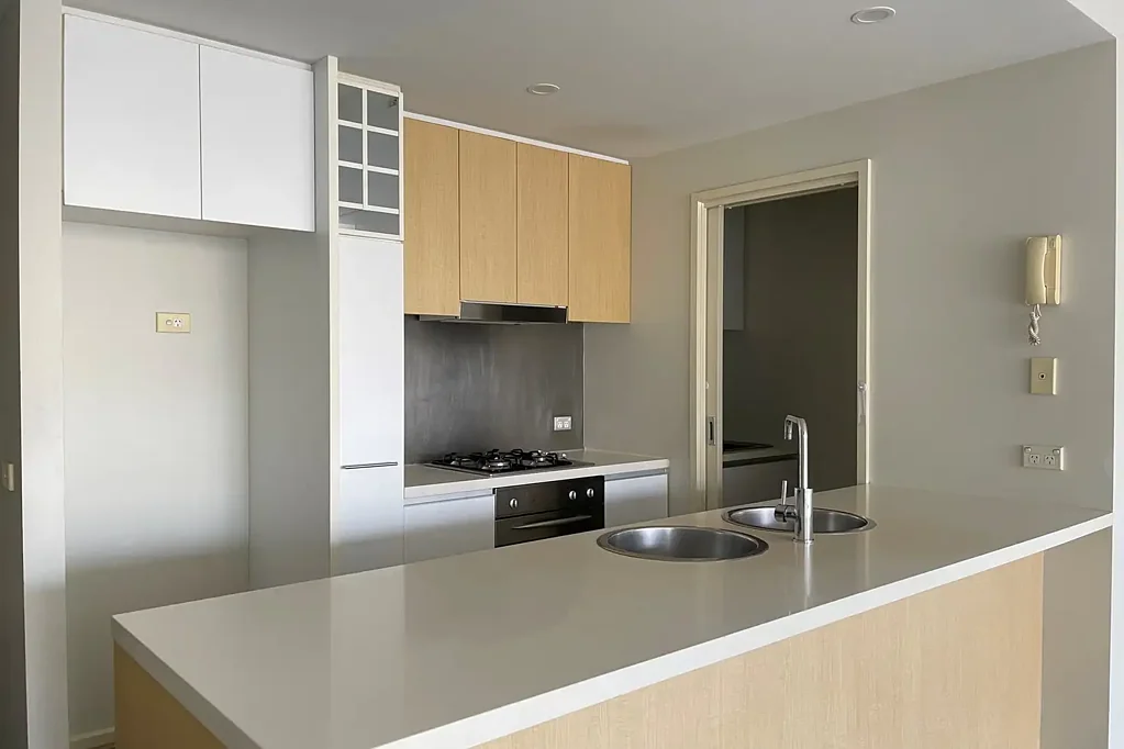 Break Lease Opportunity – Modern 2-Bedroom Apartment in North Melbourne