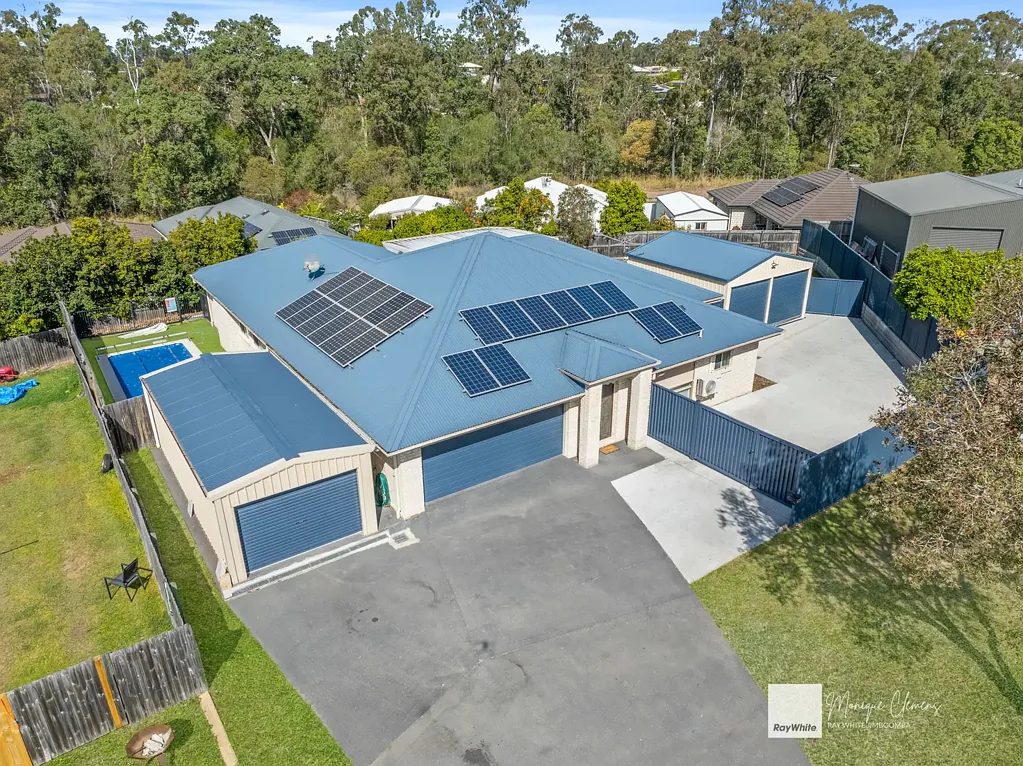Flagstone 5 Slaapkamer Pool, Sheds, Multiple Living Spaces, and much more!