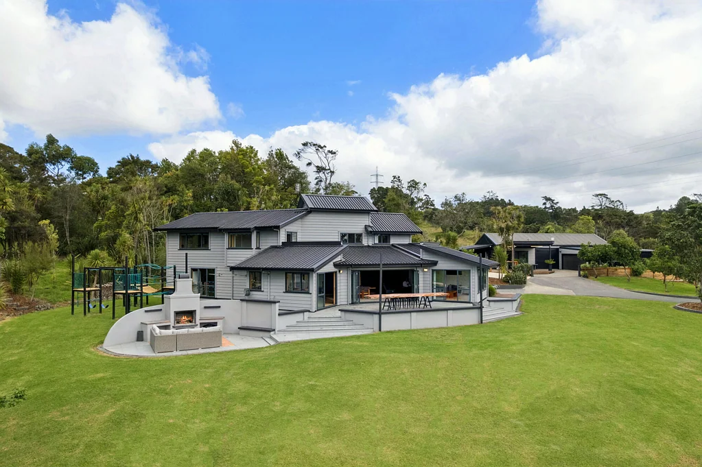 Dairy Flat 1.4419公顷公园般地块！现代奢华庄园，湖畔小屋+附属住宅+静谧人造湖泊，尽享自然之美！ Contemporary luxury on lush park-like grounds