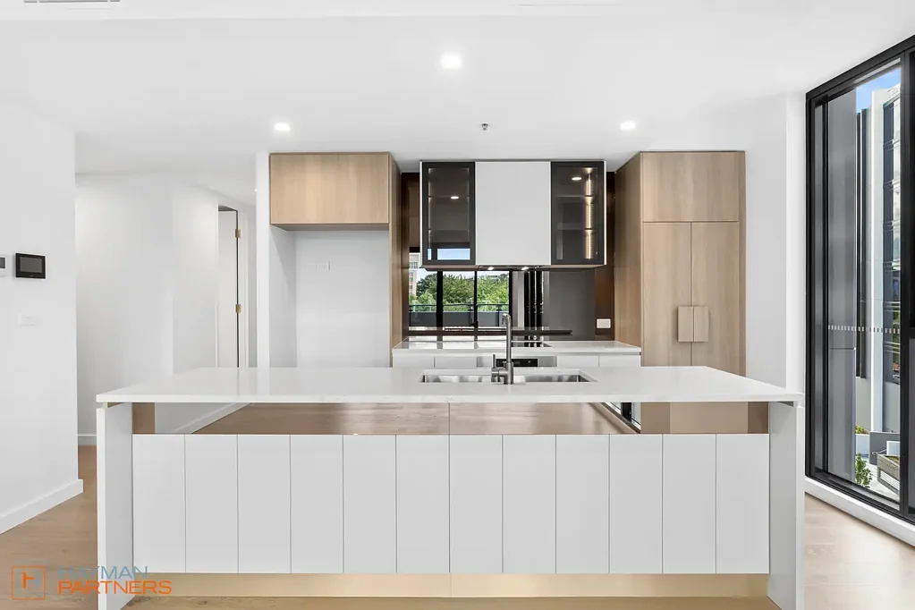Luxury living in the heart of Canberra! Wake up to views of the tree tops of Constitution Avenue and the North Eastern sun.