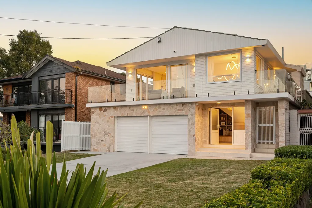 Sylvania 3Moenga Stylish family haven with breathtaking water views
