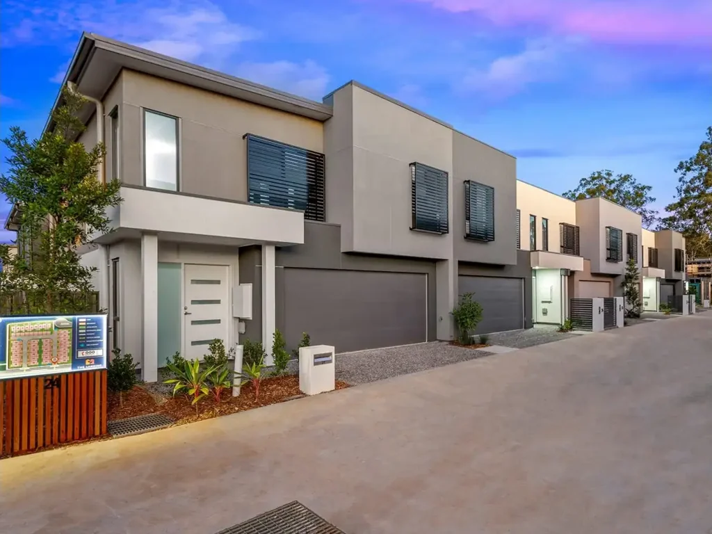 Townhouse in Prime Parkside Location!!