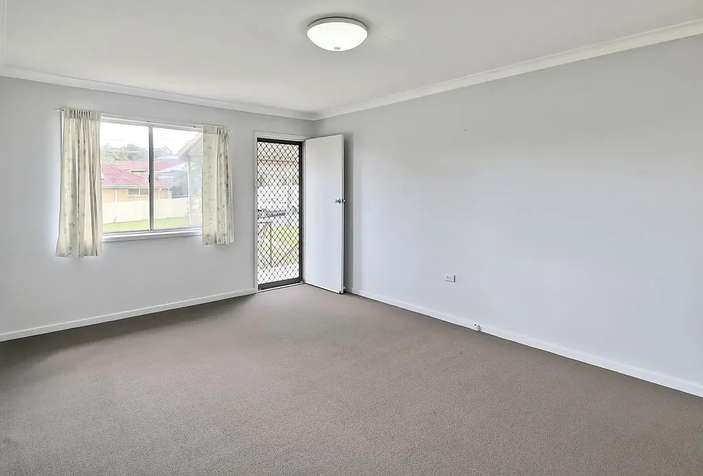 TIDY TWO BEDROOM UNIT -  WALKING DISTANCE TO GARDEN CITY