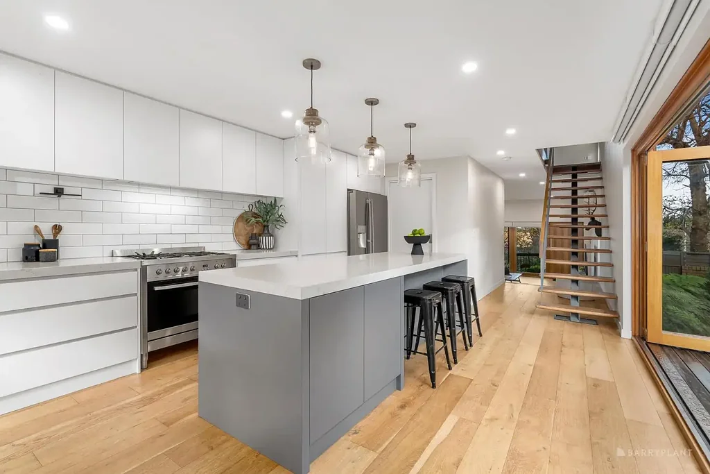 Ivanhoe 3房 优质硬木地板 开敞式厨房 三个卧室 主卧带套间 私人阳台 主浴步入式淋浴 双车库 步行购物中心 Classy Contemporary Terrace Home Perfectly Placed